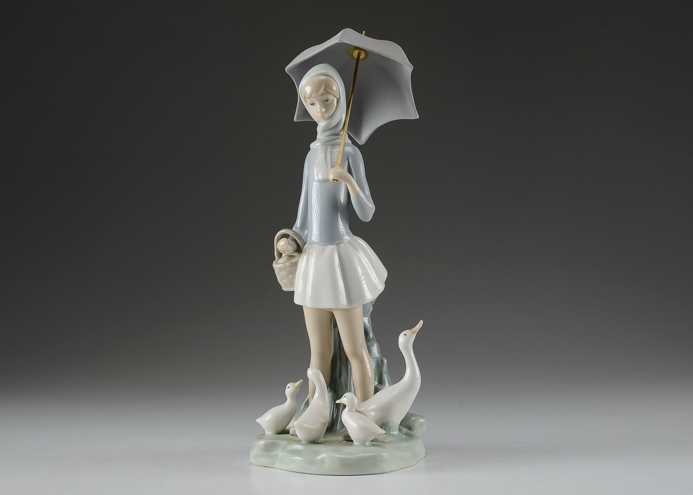 Lladro "Girl with Umbrella" 4510 Figurine EBTH