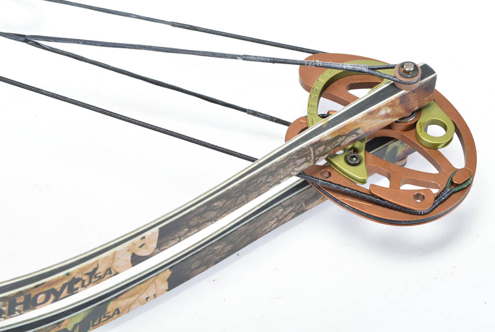 A Hoyt XT 2000 Compound Bow EBTH