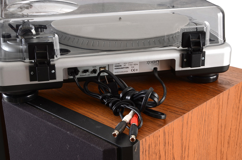 Ion TTUSB10 Turntable with Speakers EBTH