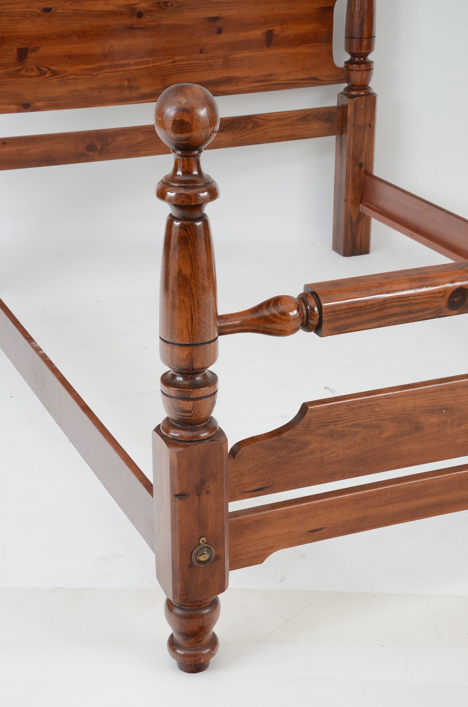 Pine Cannonball Queen Bed EBTH