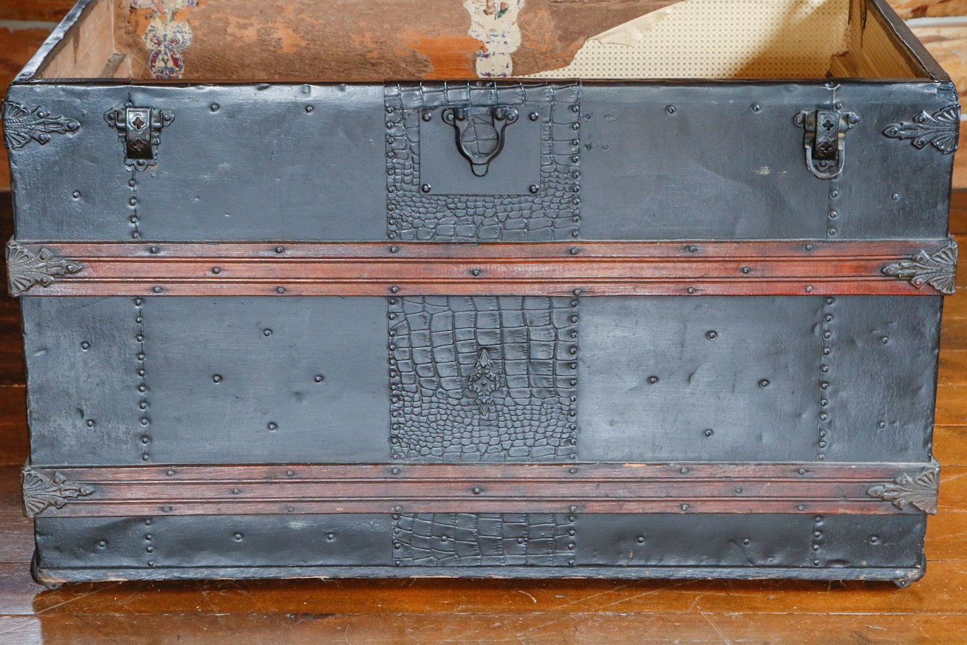 Antique Round Top Saratoga Steamer Trunk : EBTH