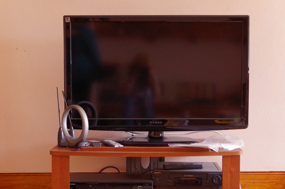 Dynex TV with VCR and Stand EBTH