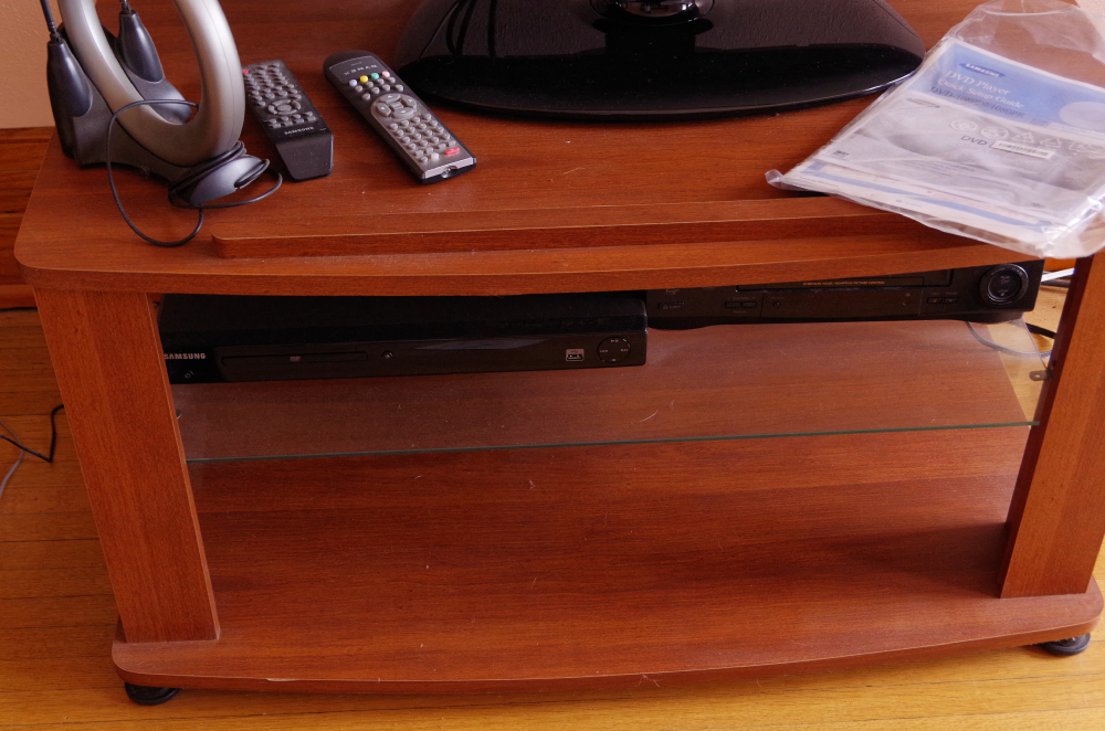 Dynex TV with VCR and Stand EBTH