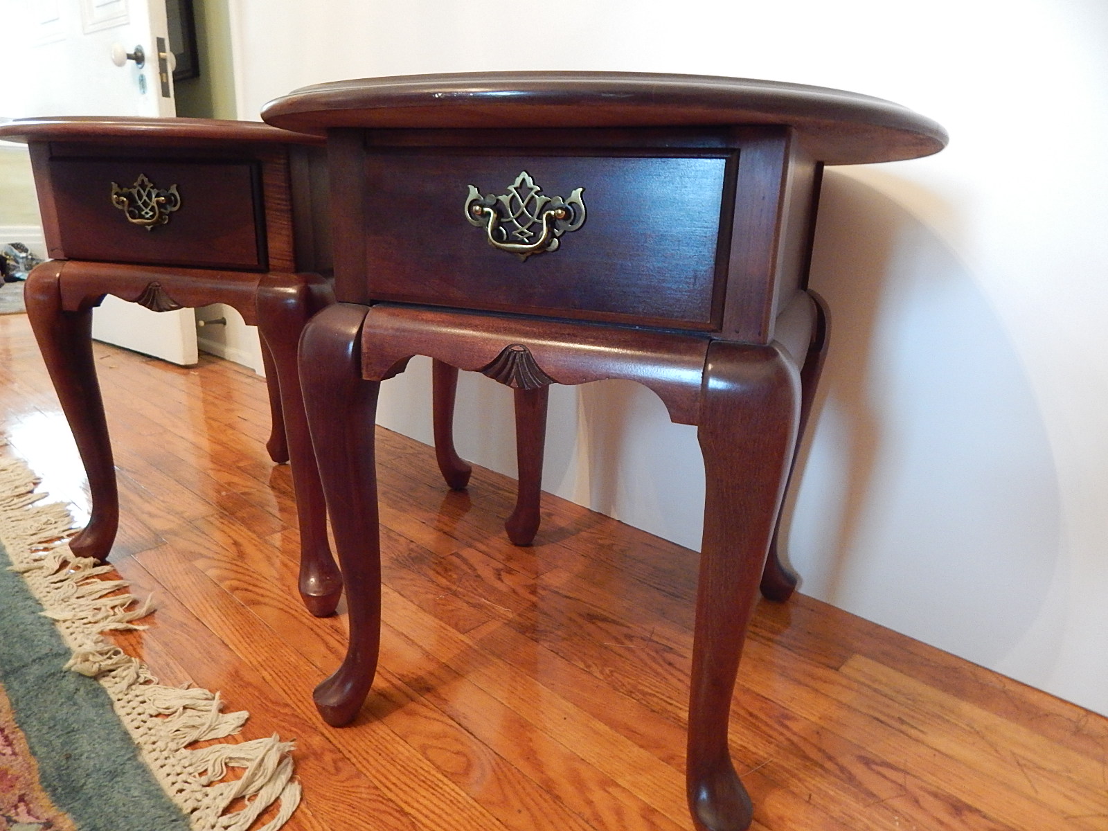 Pair of Broyhill Queen Anne End Tables | EBTH