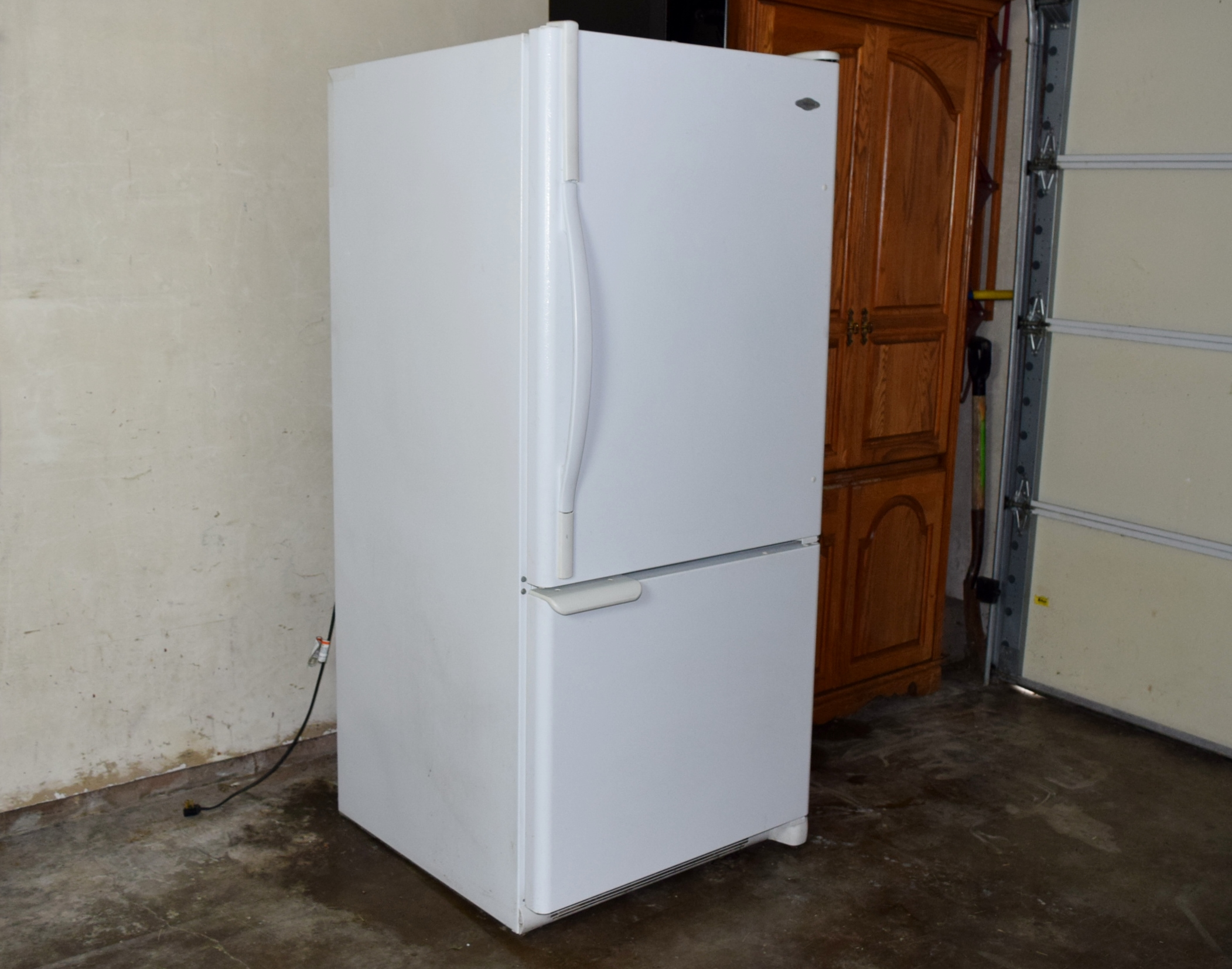 Maytag Performa 19 cu ft Refrigerator With Bottom Freezer EBTH