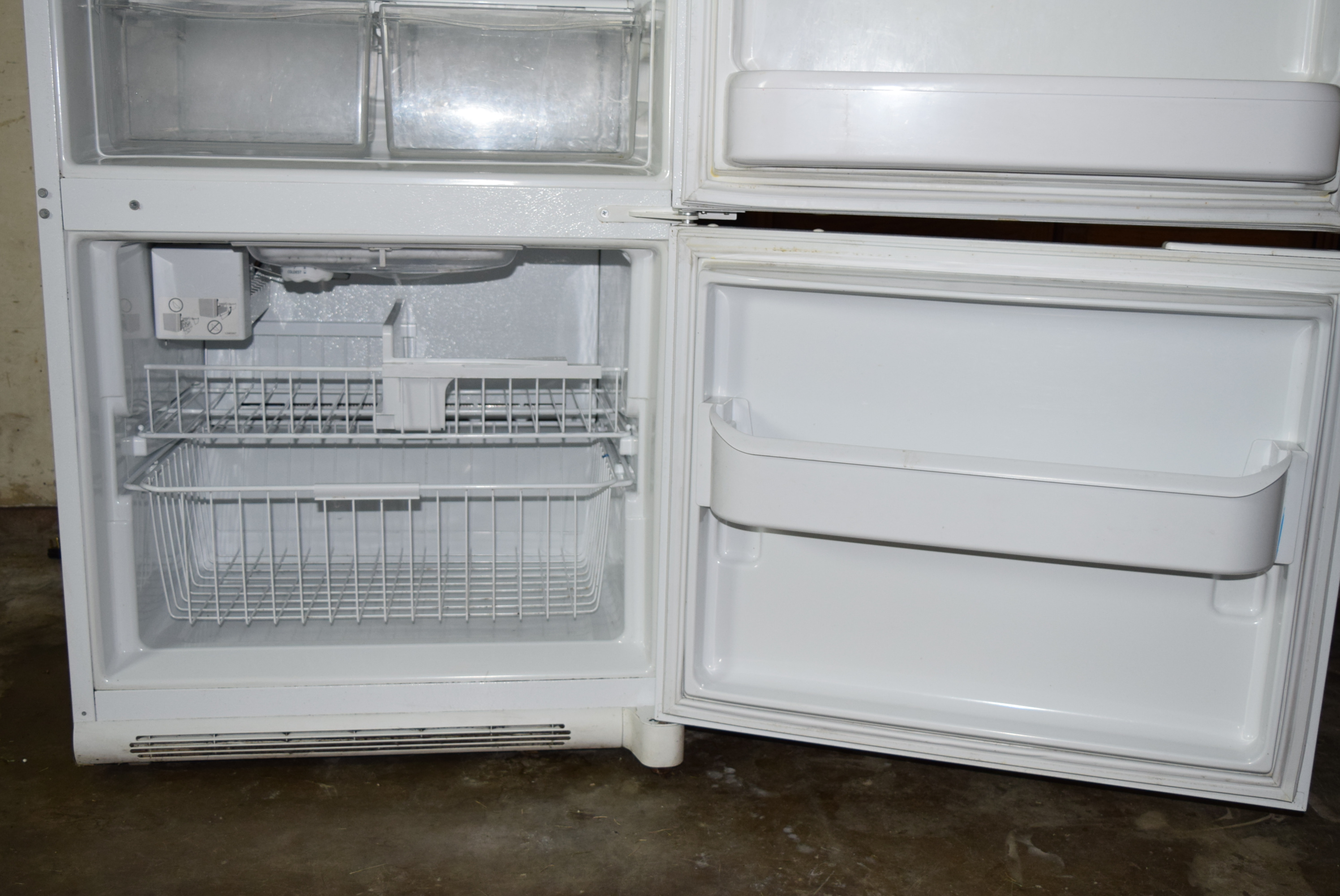 Maytag Performa 19 cu ft Refrigerator With Bottom Freezer EBTH