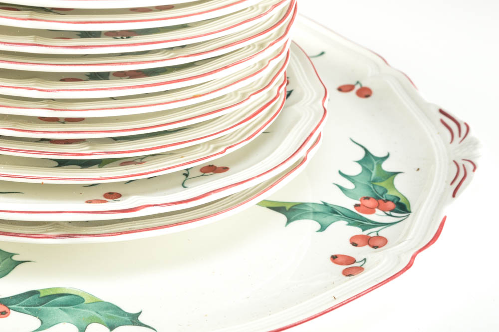Set of Villeroy and Boch Christmas Holly Plates EBTH