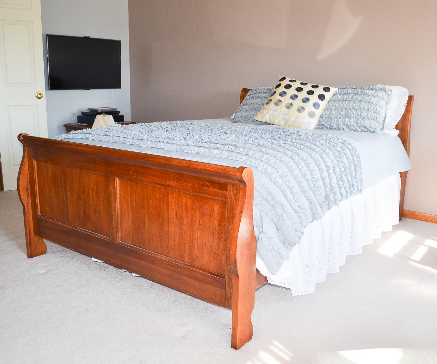 Queen Size Sleigh Bed in Traditional Style and More EBTH