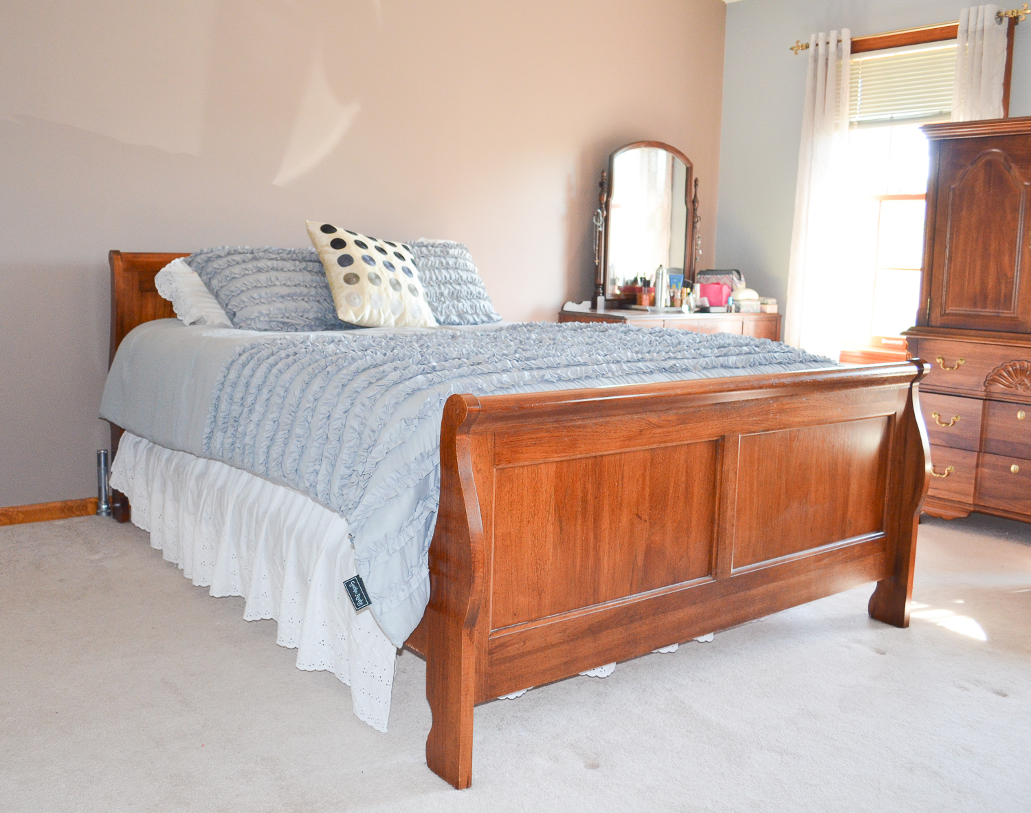 Queen Size Sleigh Bed in Traditional Style and More EBTH