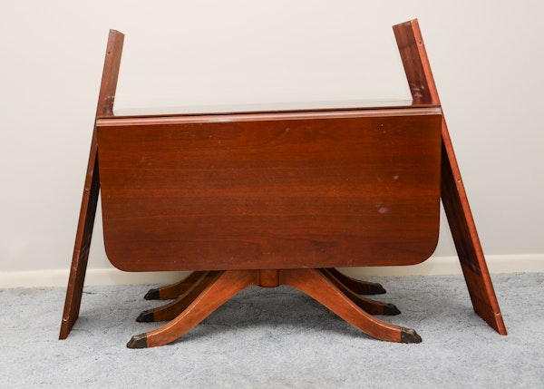Jefferson Woodworking Co. Duncan Phyfe Style Dining Table : EBTH
