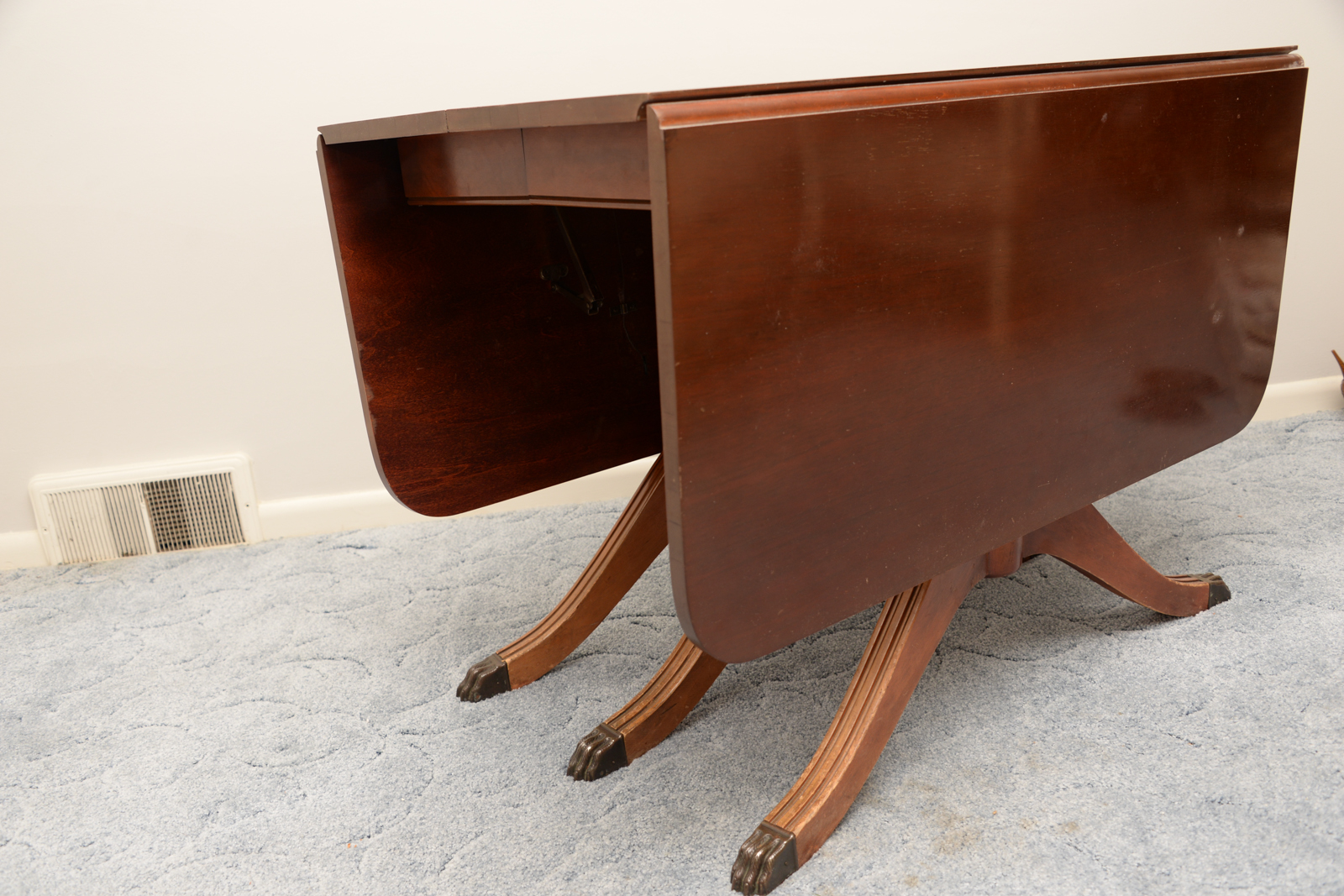 Jefferson Woodworking Co. Duncan Phyfe Style Dining Table EBTH