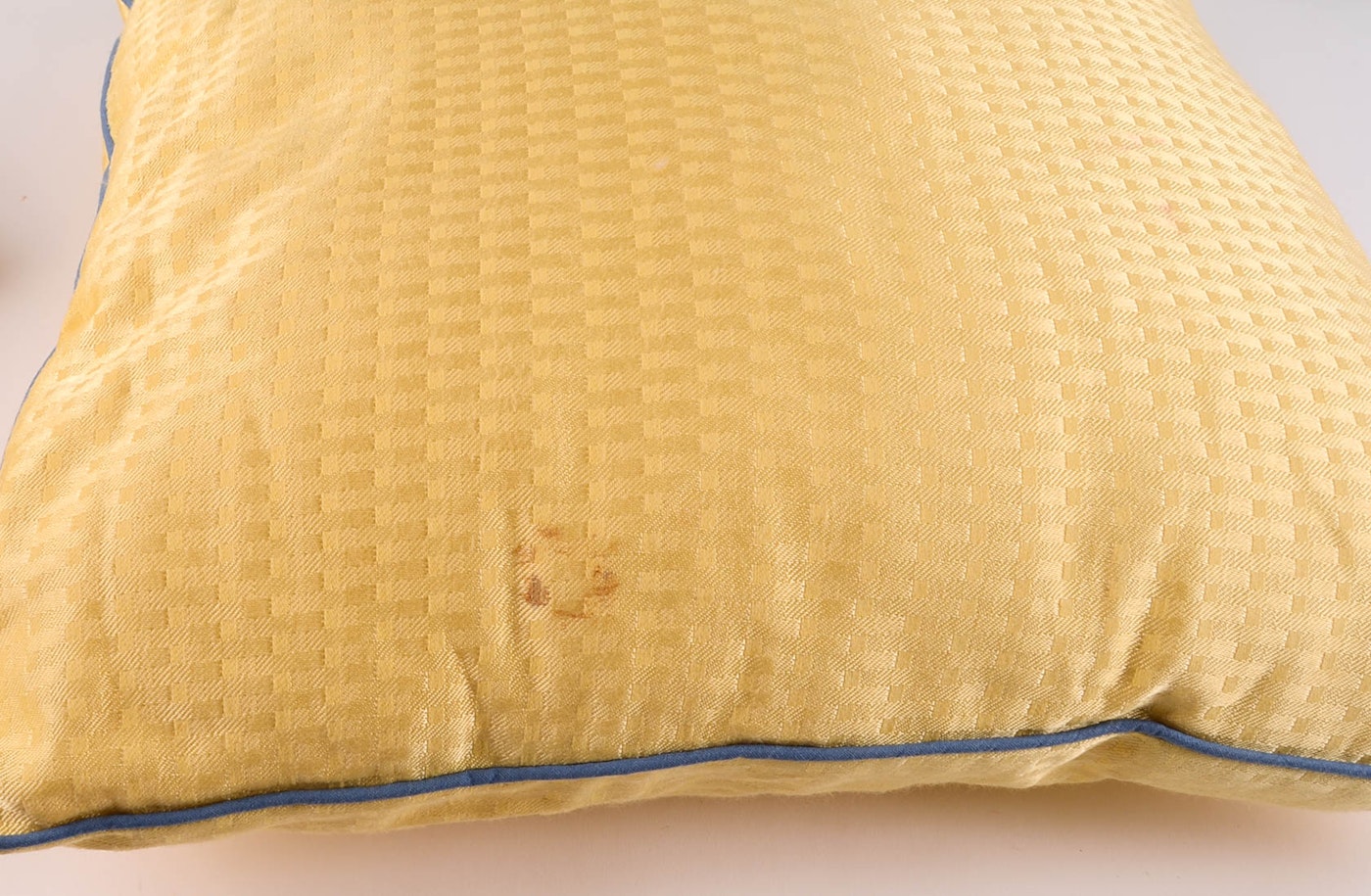 Lot of Throw Pillows : EBTH