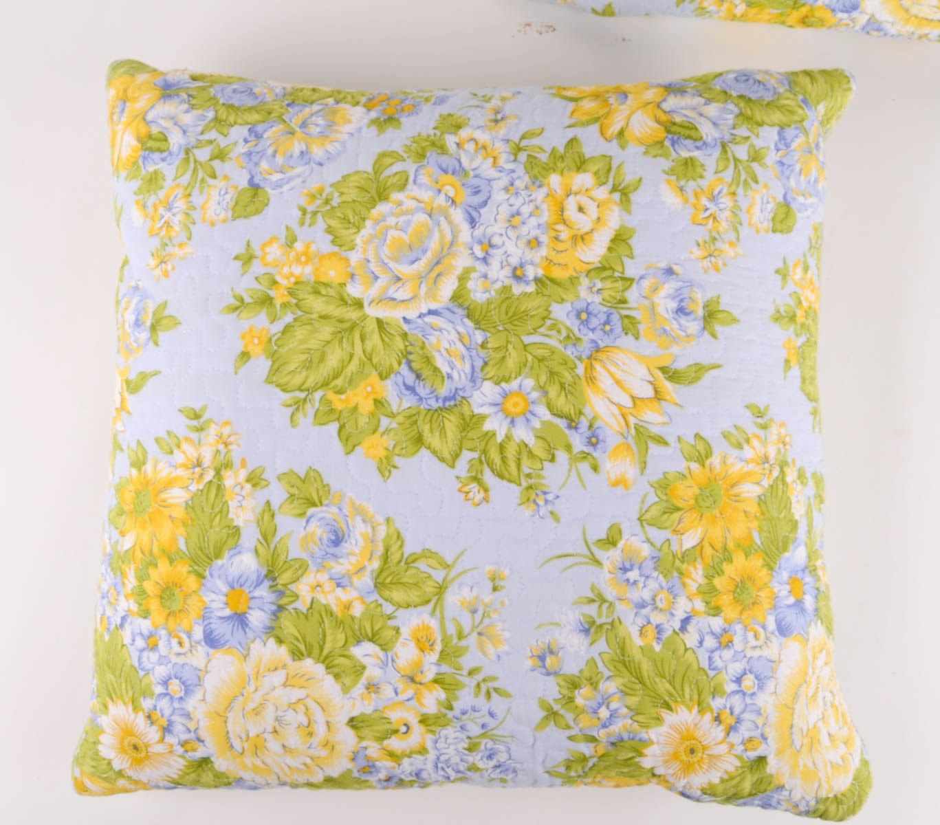 Lot of Throw Pillows : EBTH