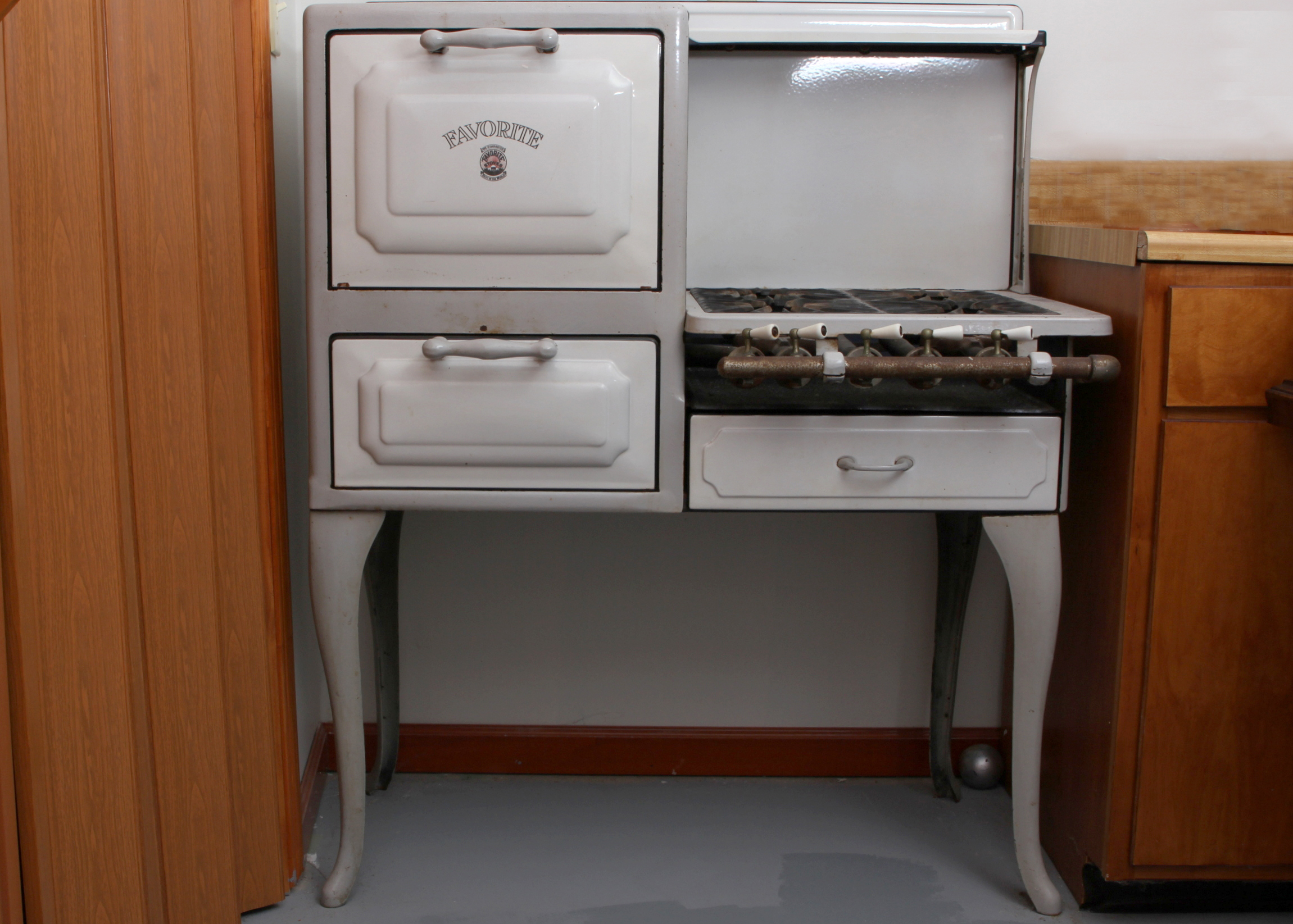Vintage Favorite Brand White Enamel Stove EBTH