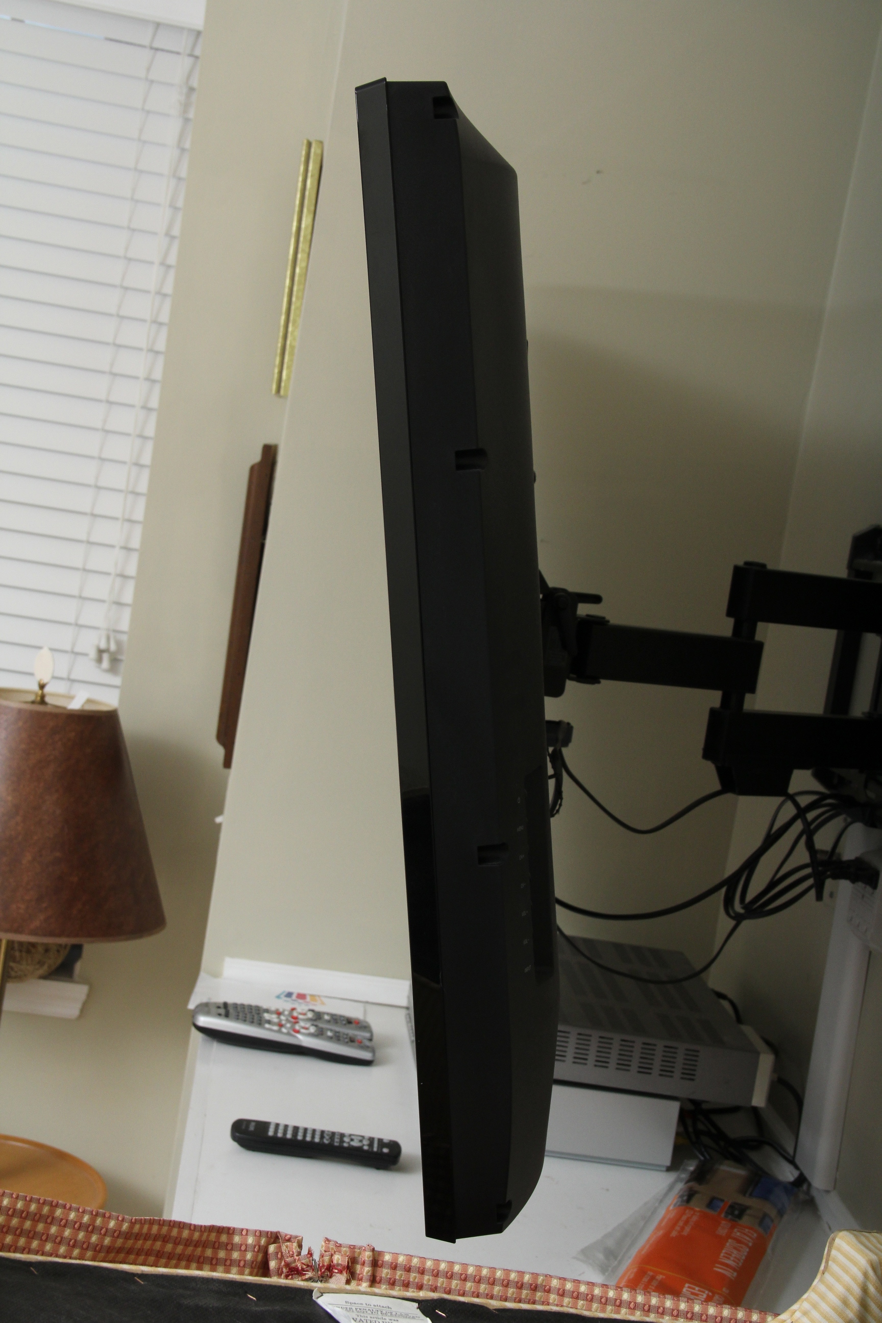 Vizio TV with Wall Mount and Philips DVD/VCR Player EBTH