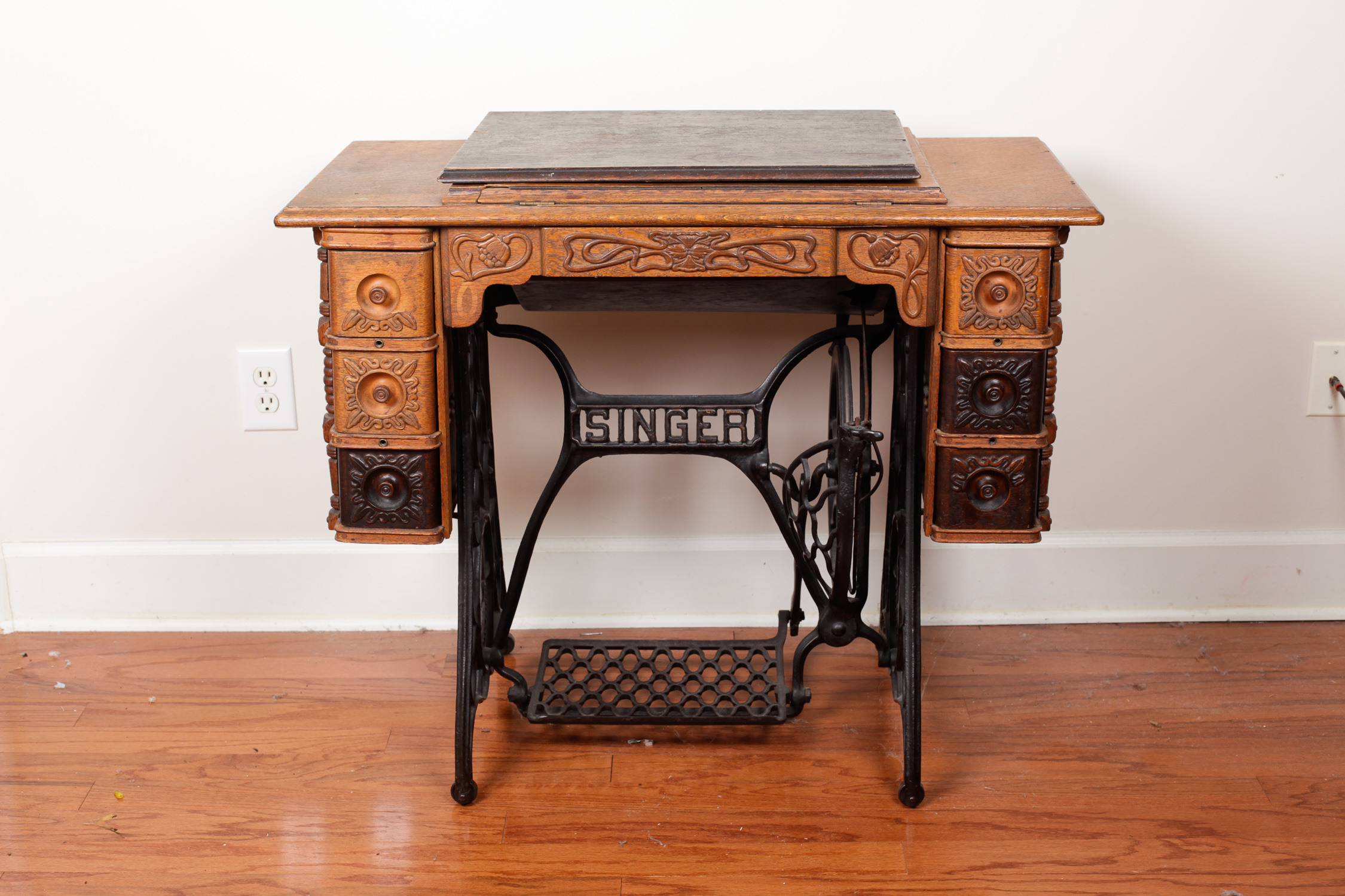 Antique Singer Sewing Machine Cabinet : EBTH