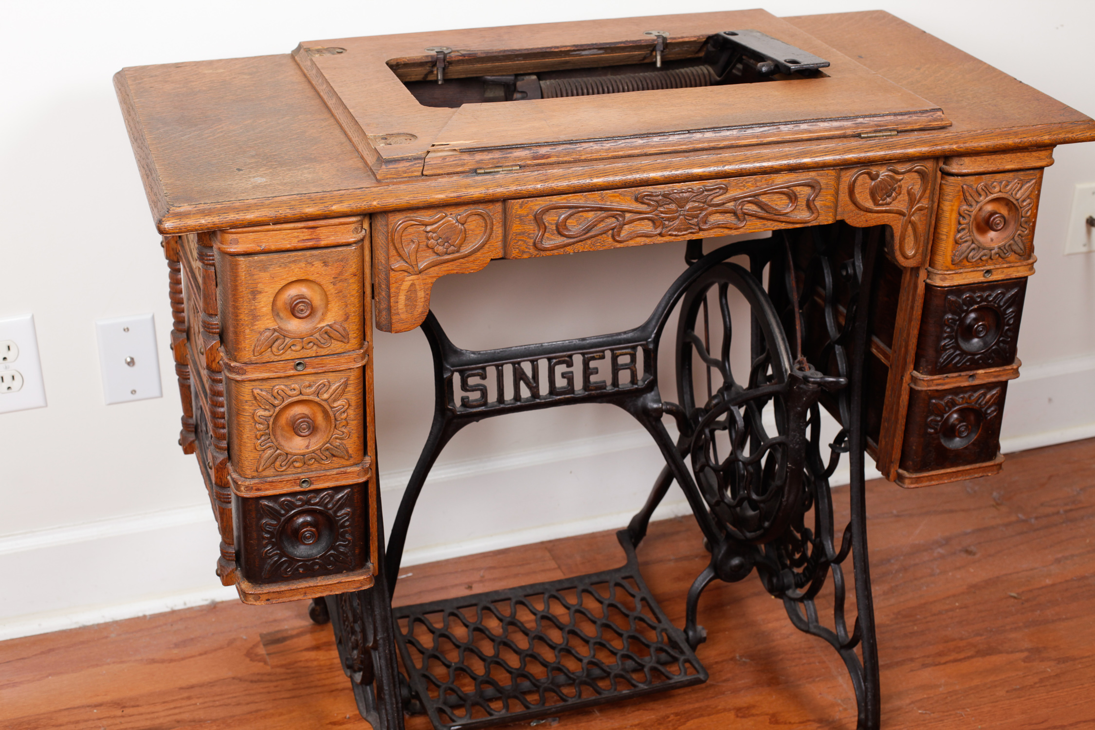 Antique Singer Sewing Machine Cabinet | EBTH