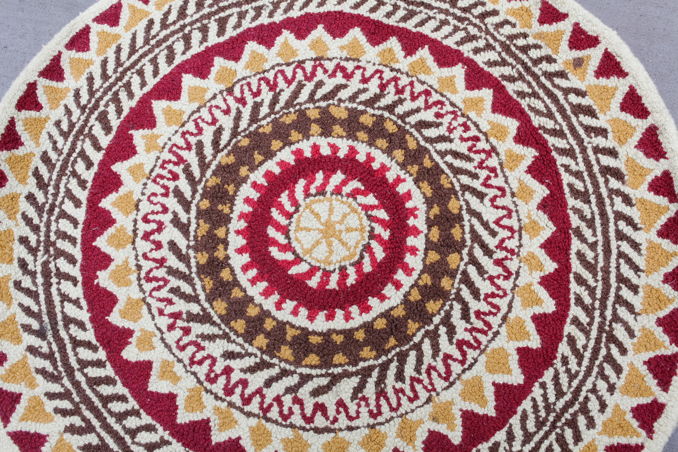 Pier One "Tapis" Small Round Rug EBTH