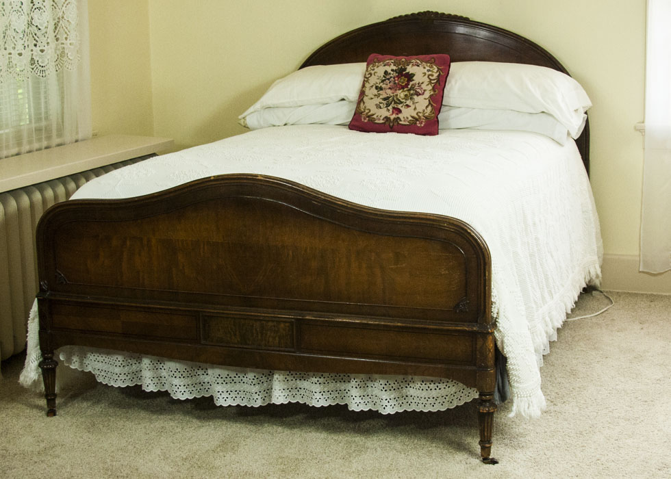 Antique Queen Bed in a Dark Oak Stain EBTH