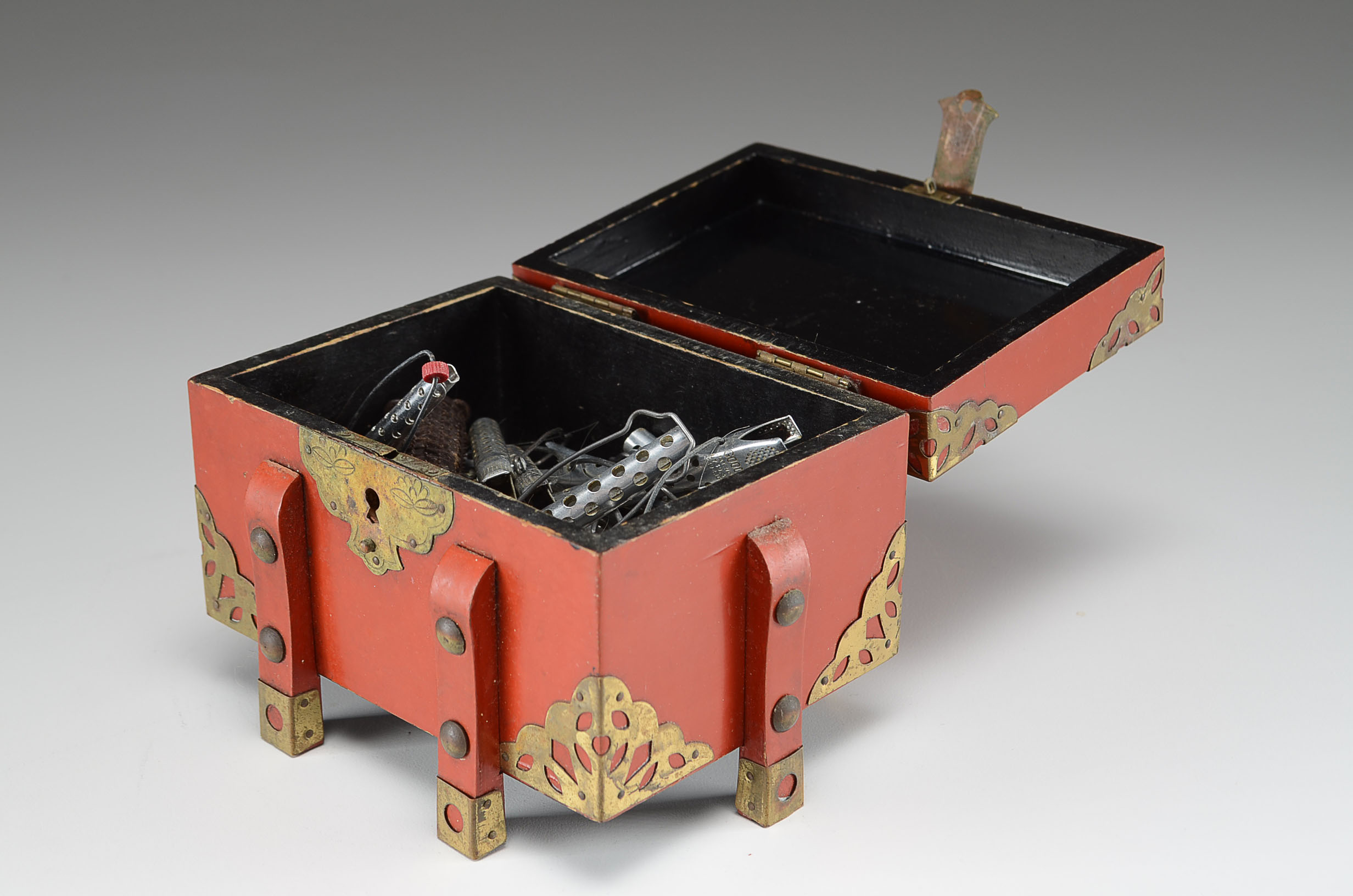 Japanese Dressing Table Box with Hair Clips EBTH