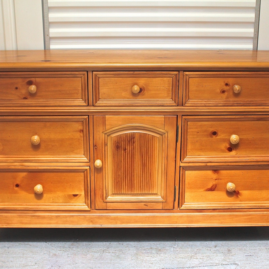 Broyhill Seven Drawer Dresser With A Center Cabinet Ebth