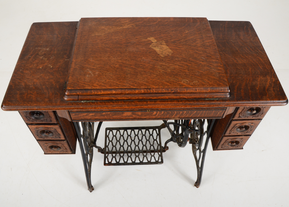 1918 Singer Treadle Sewing Machine Table EBTH