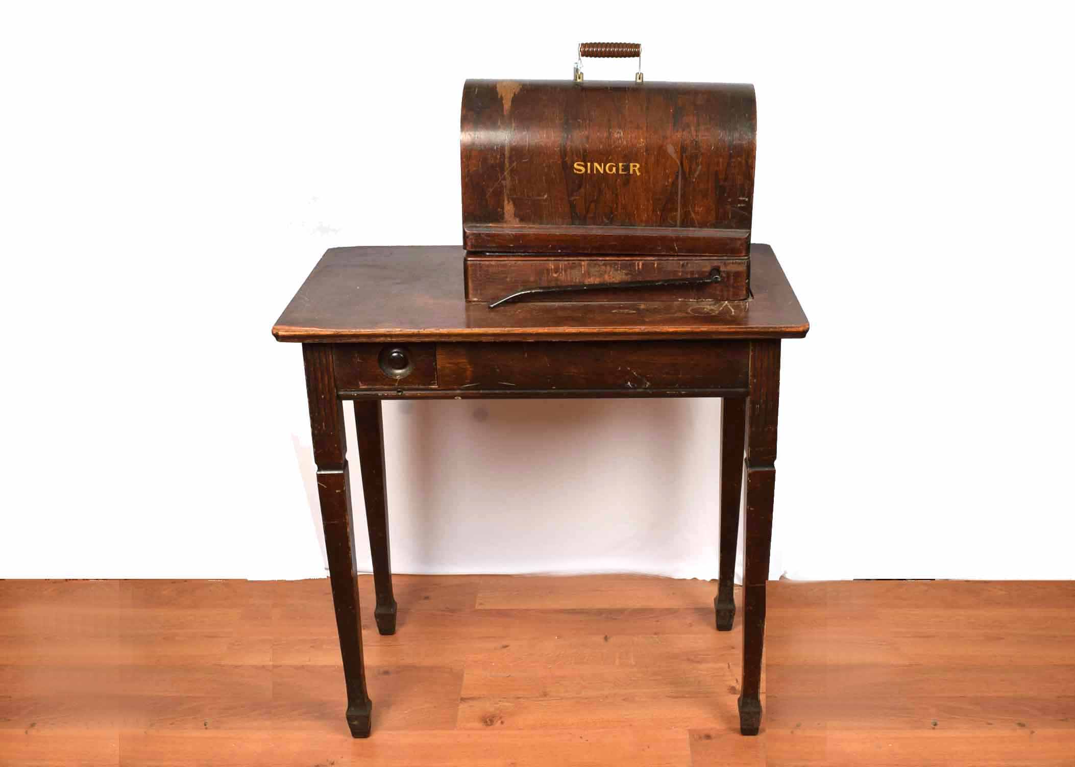 1928 Singer Sewing Machine 9913 and Table EBTH