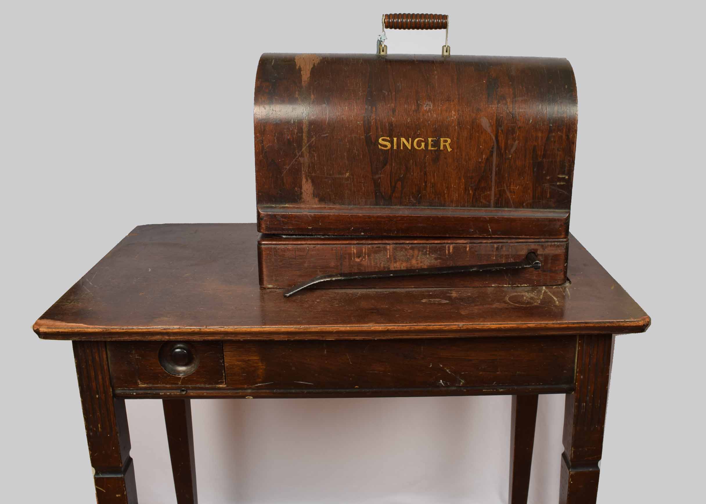 1928 Singer Sewing Machine 9913 and Table EBTH