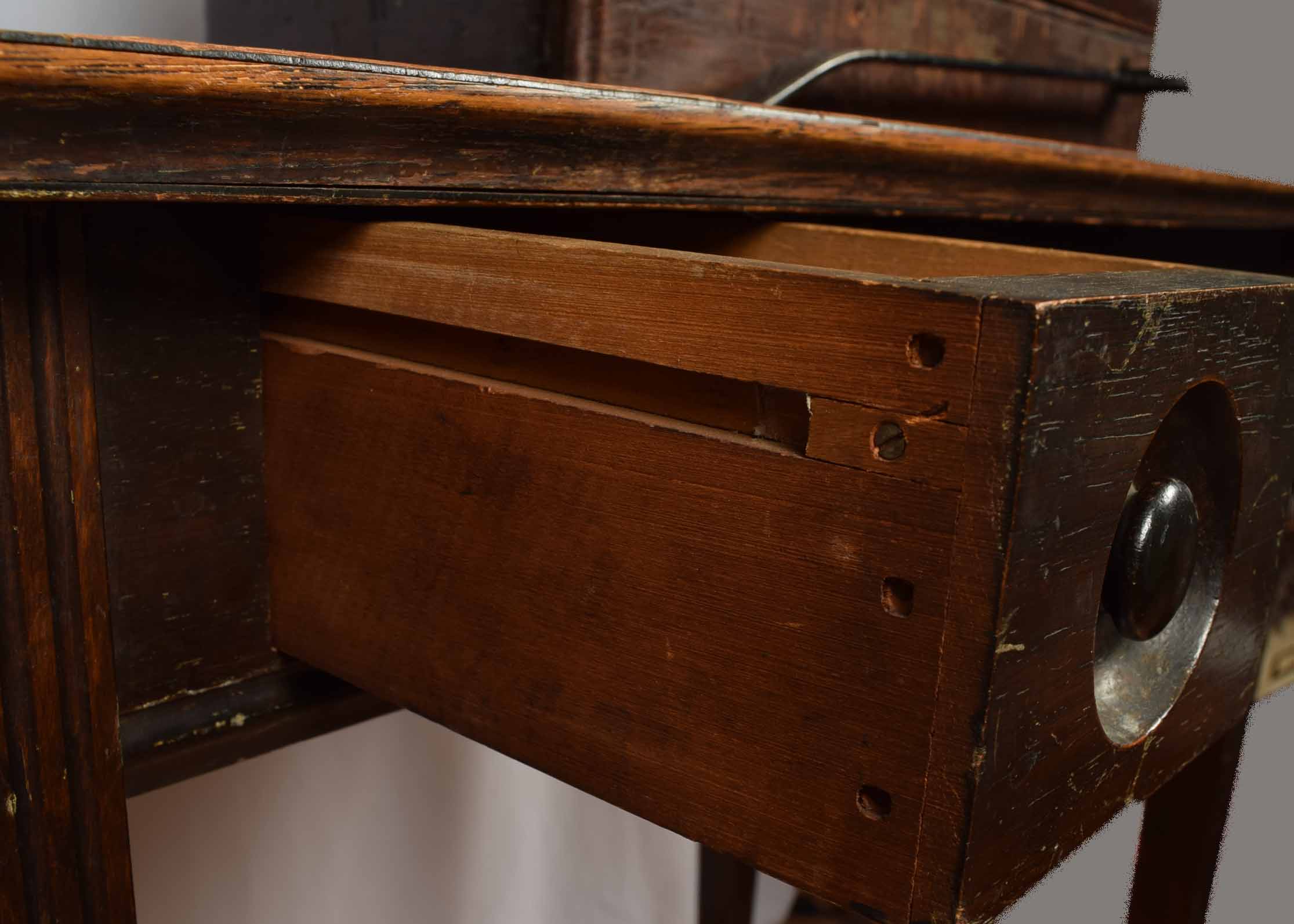 1928 Singer Sewing Machine 9913 and Table EBTH