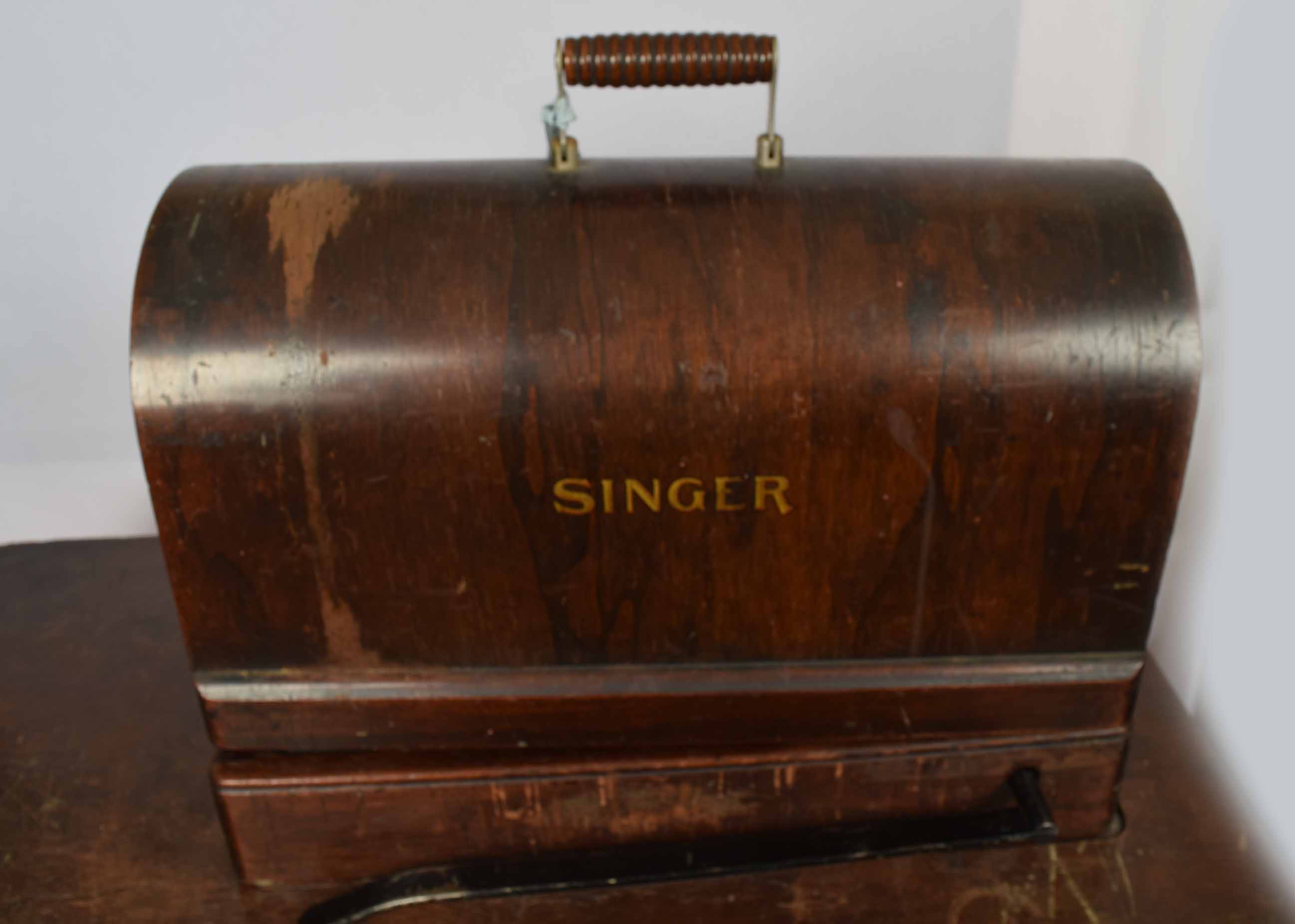 1928 Singer Sewing Machine 9913 and Table EBTH