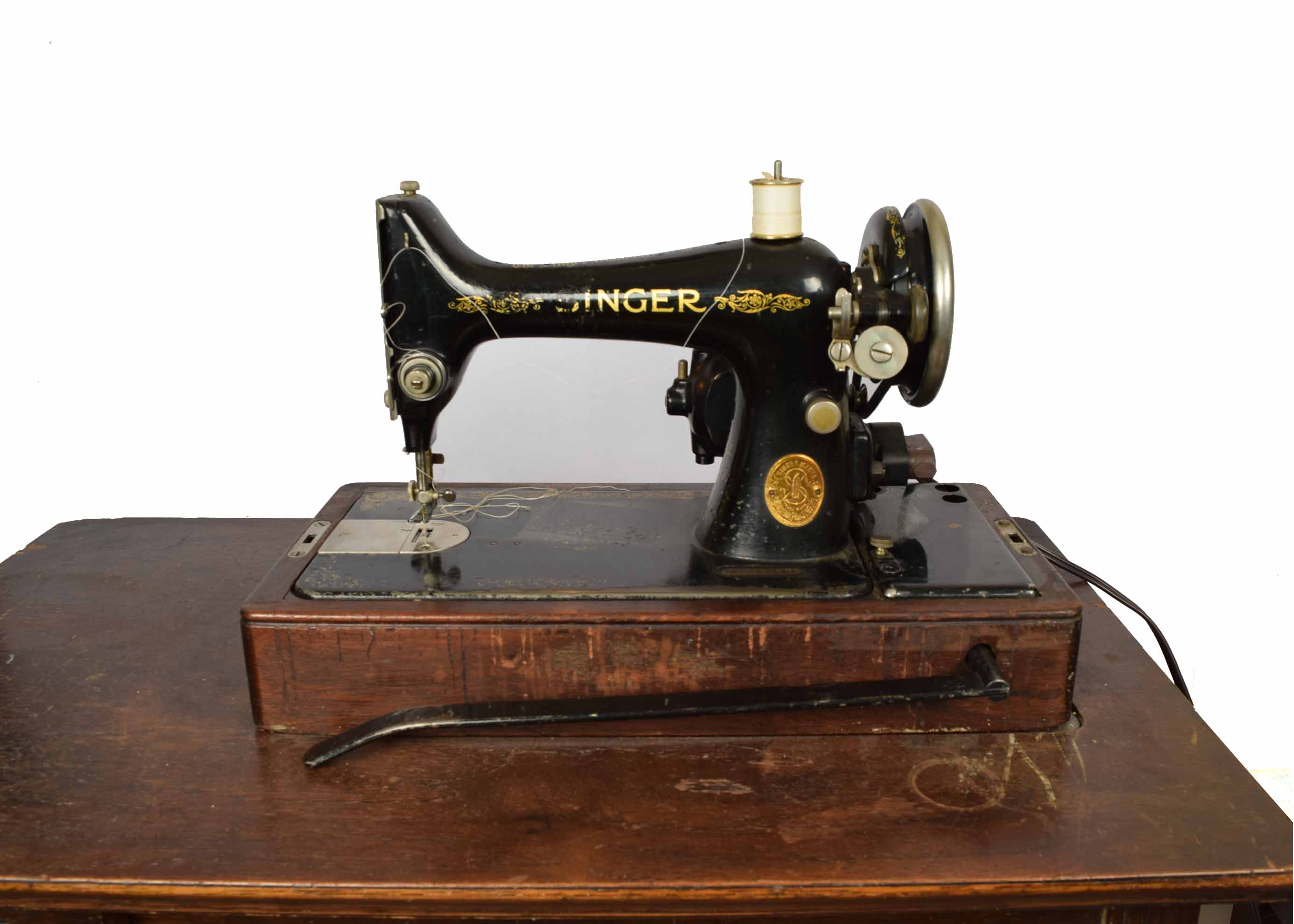 1928 Singer Sewing Machine 9913 and Table EBTH
