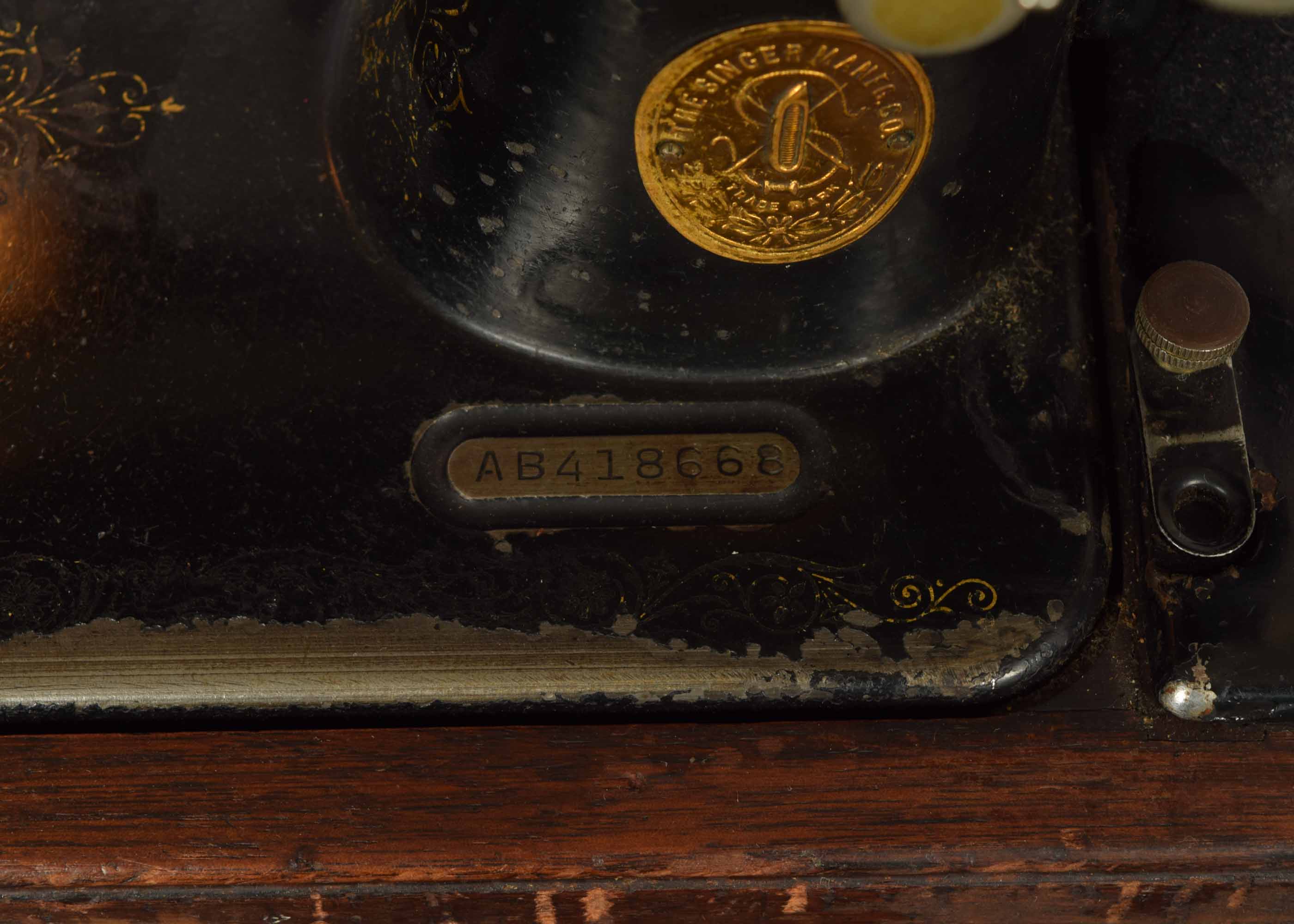 1928 Singer Sewing Machine 9913 and Table EBTH