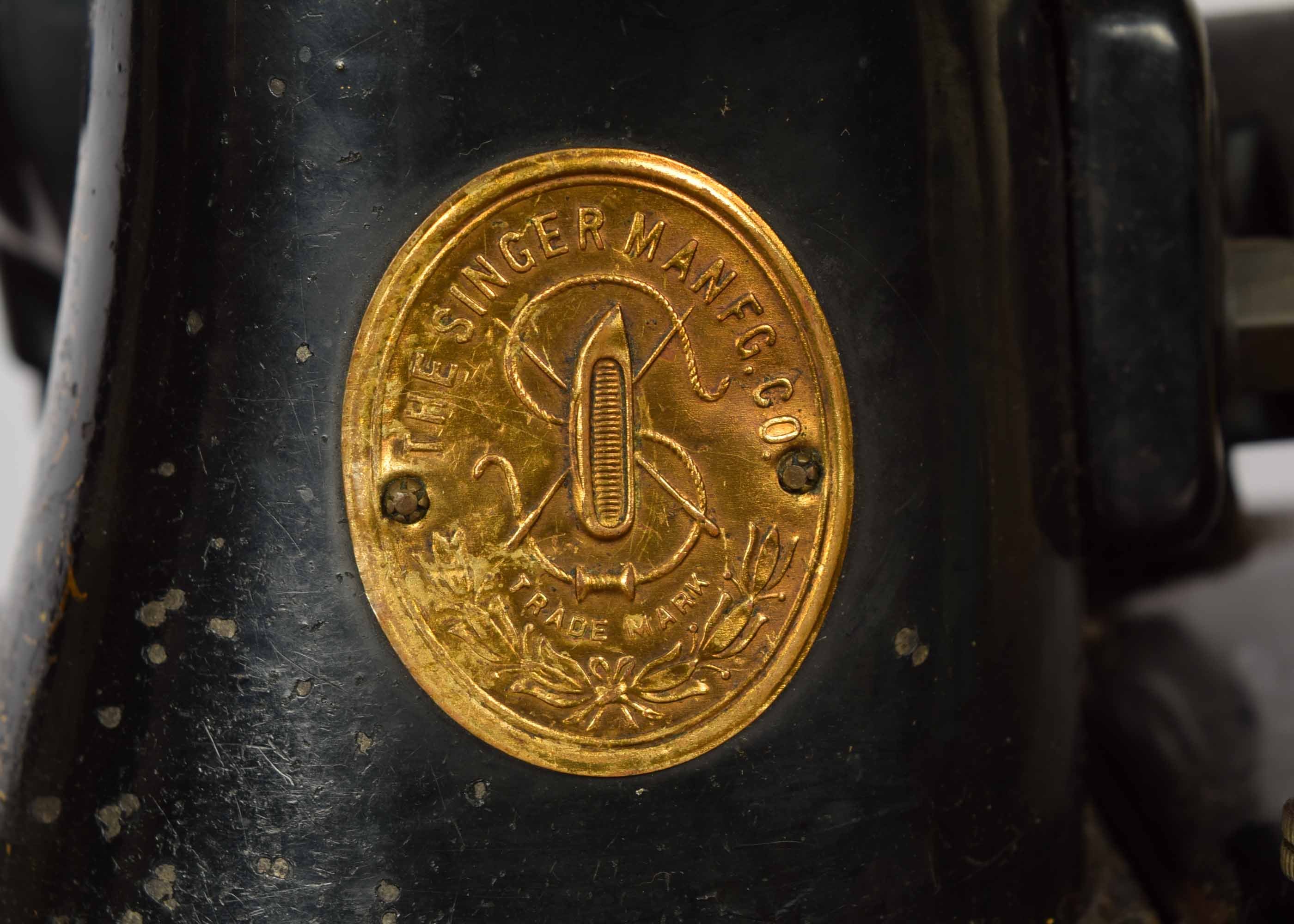 1928 Singer Sewing Machine 9913 and Table EBTH