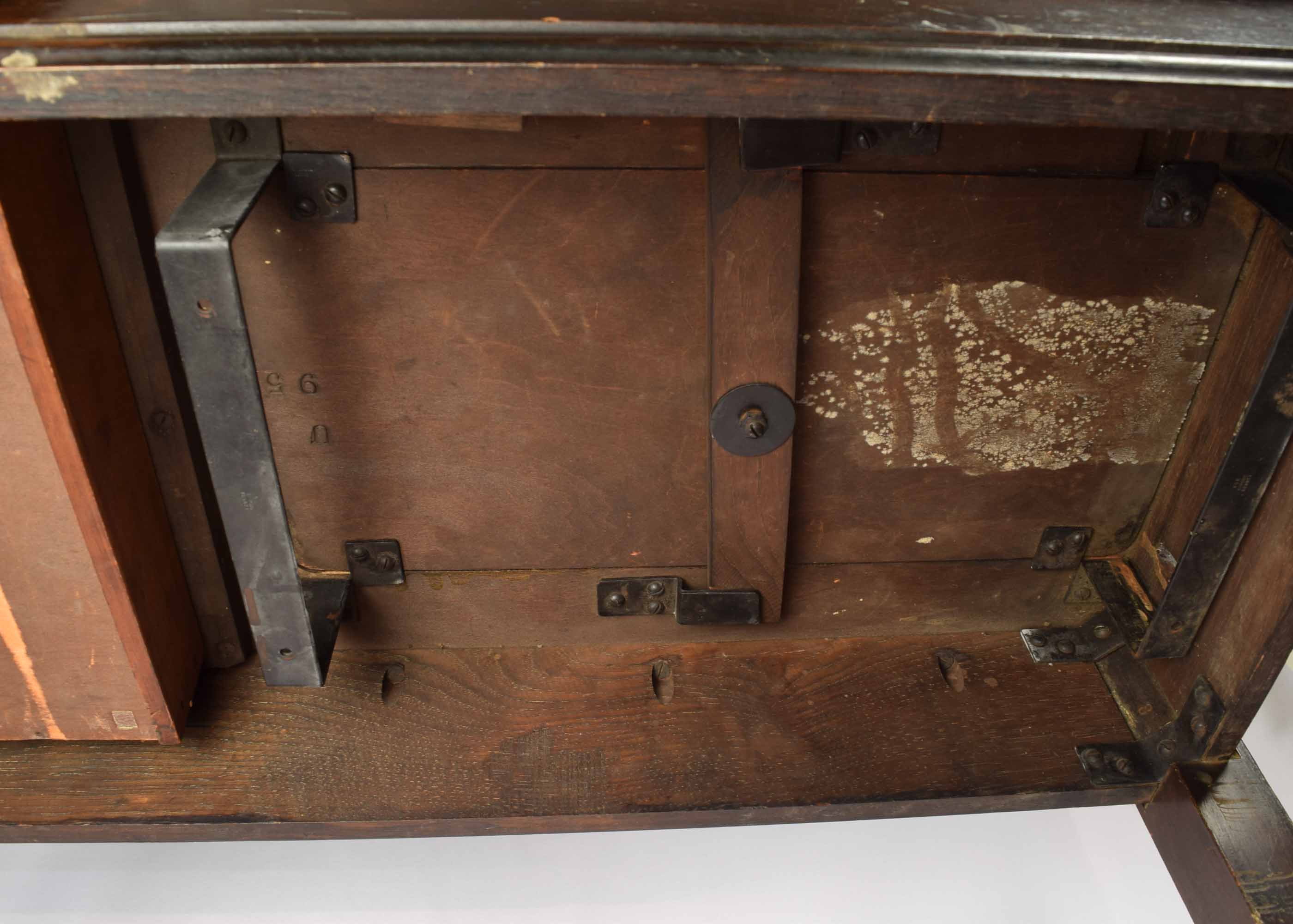 1928 Singer Sewing Machine 9913 and Table EBTH