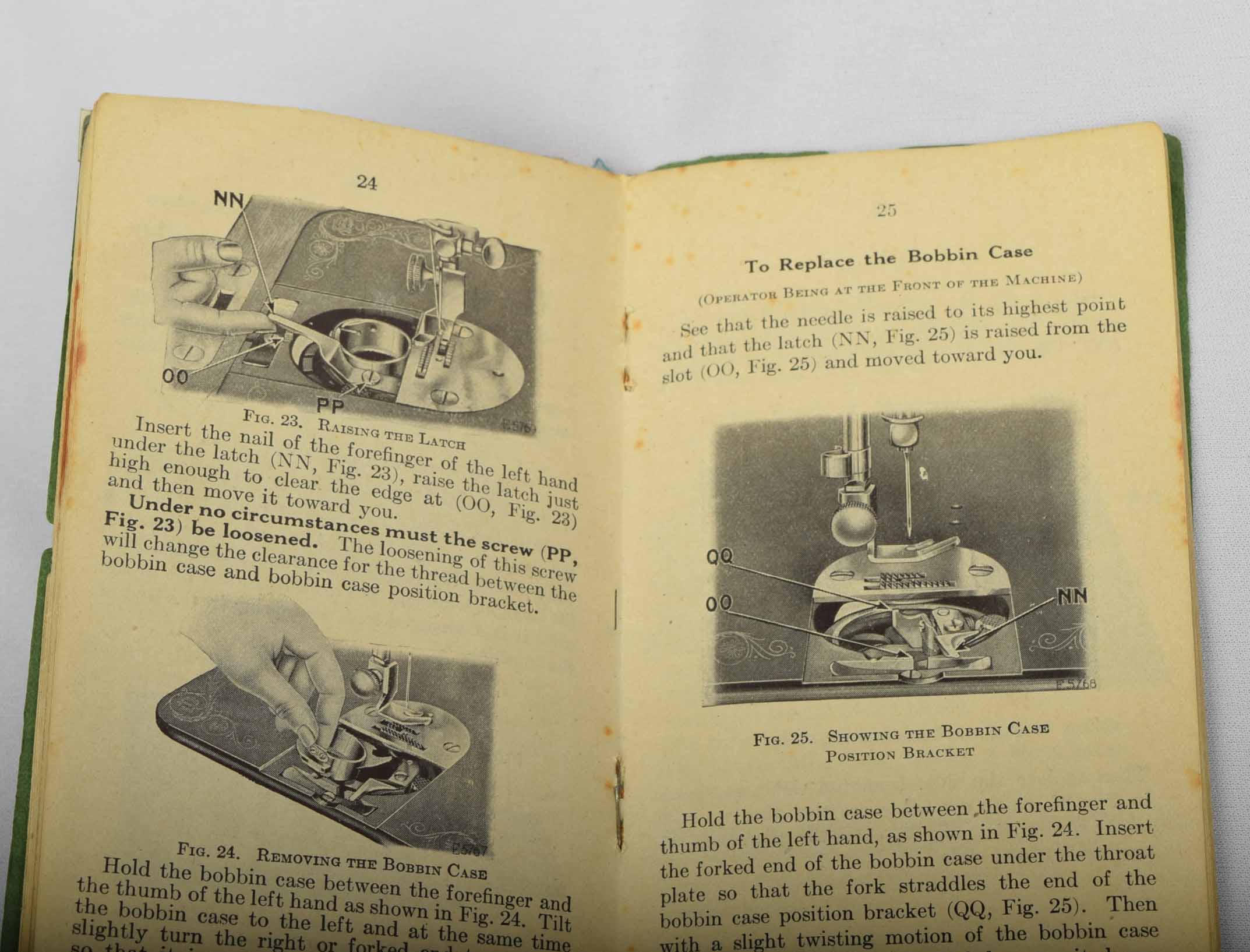 1928 Singer Sewing Machine 9913 and Table EBTH