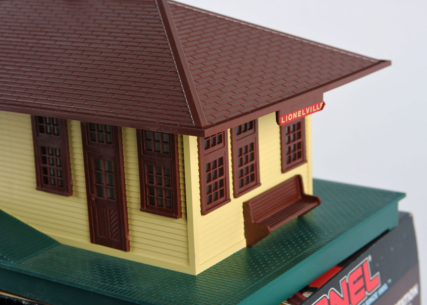 Vintage Lionel Train Set and Station EBTH