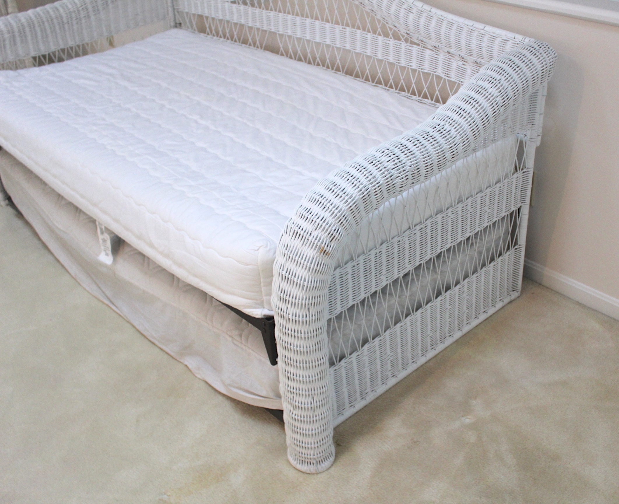 White Wicker Daybed EBTH