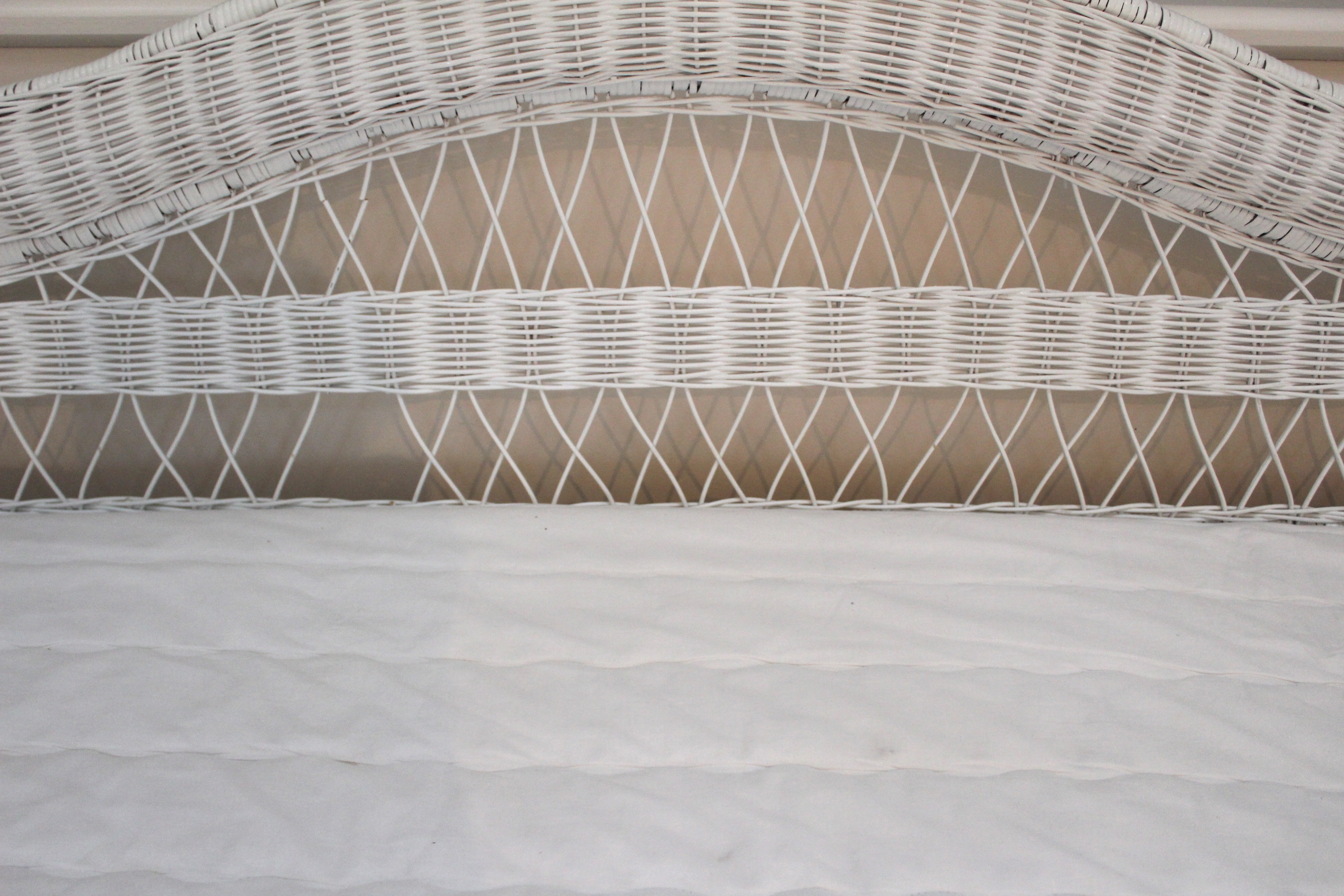 White Wicker Daybed EBTH