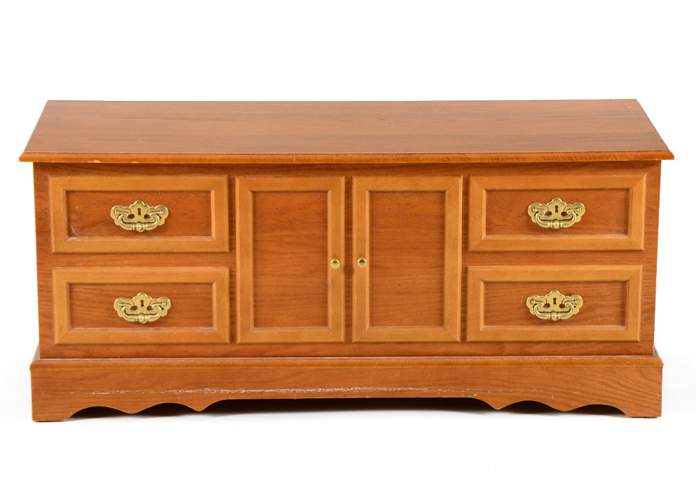 Cedar Chest with Locking Hinge EBTH