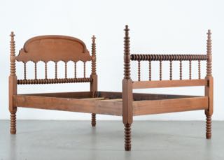 Antique Walnut Spindle 3/4 Bed EBTH