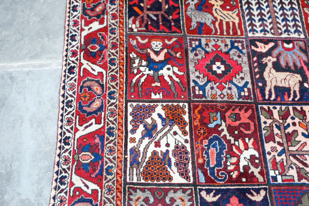 Stunning Persian Bakhtiari Rug EBTH