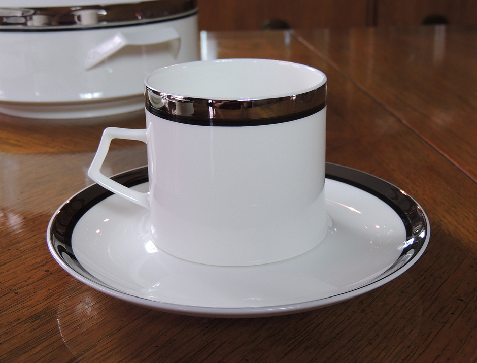 50 Piece Mikasa Solitude White Bone China Dinnerware Set EBTH