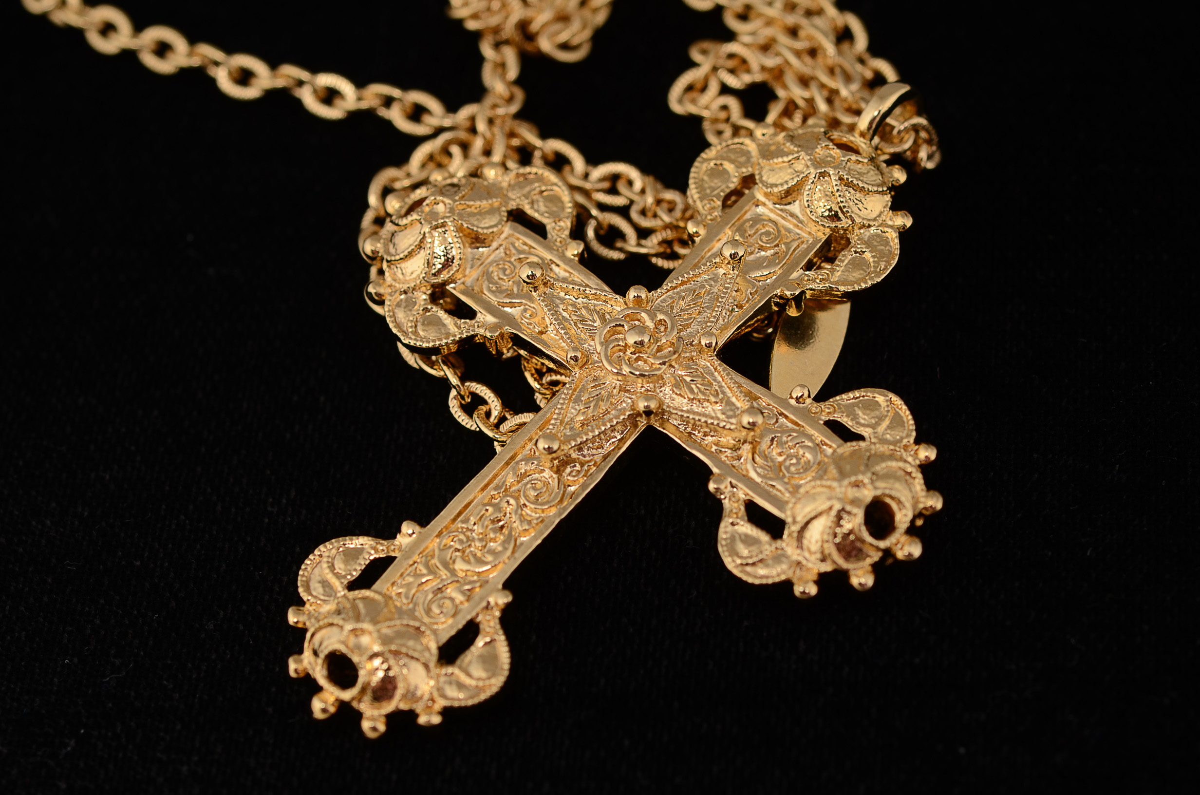 Smithsonian Avon Gold Tone and Enamel Cross Pendant Necklace | EBTH