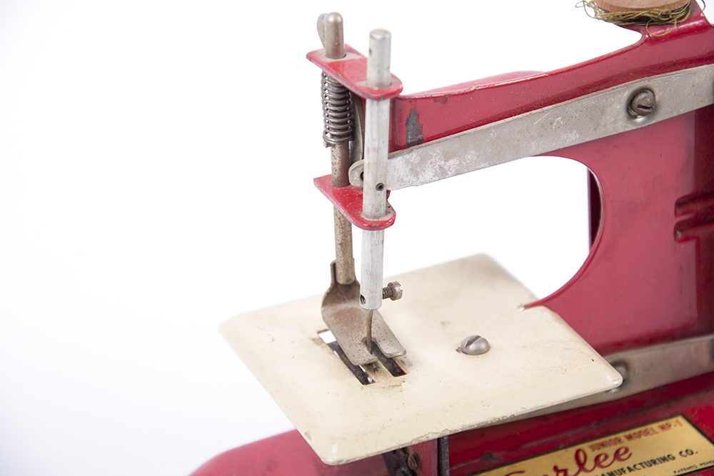 Vintage Gurlee Junior Sewing Machine EBTH