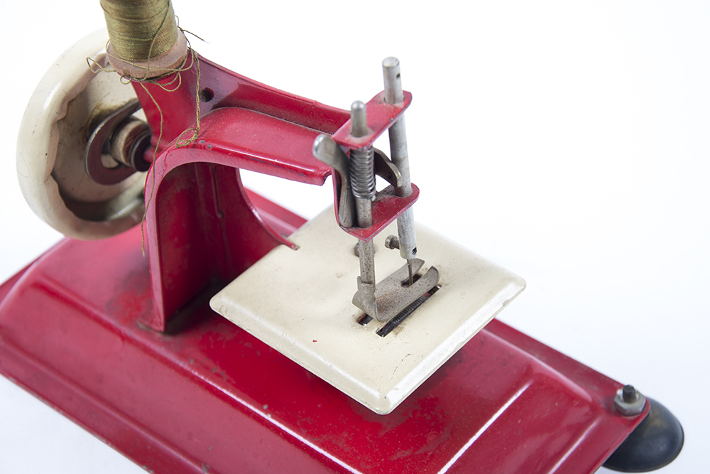 Vintage Gurlee Junior Sewing Machine EBTH