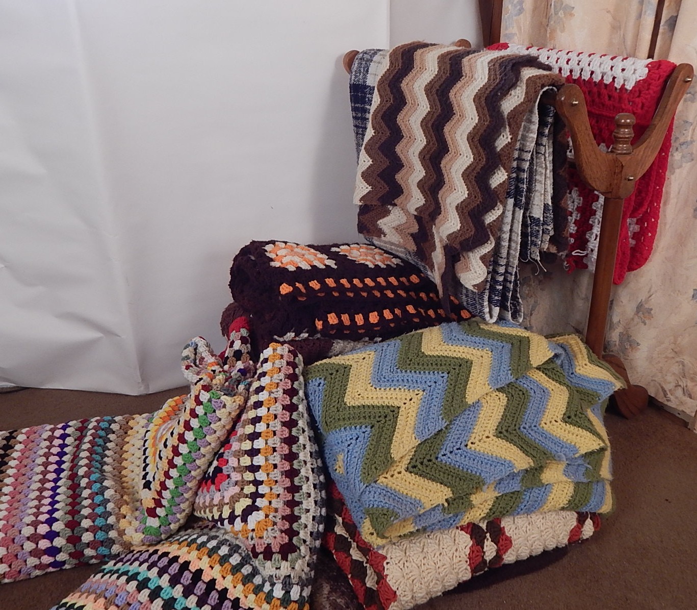 Quilt Rack and Afghans/Blankets EBTH