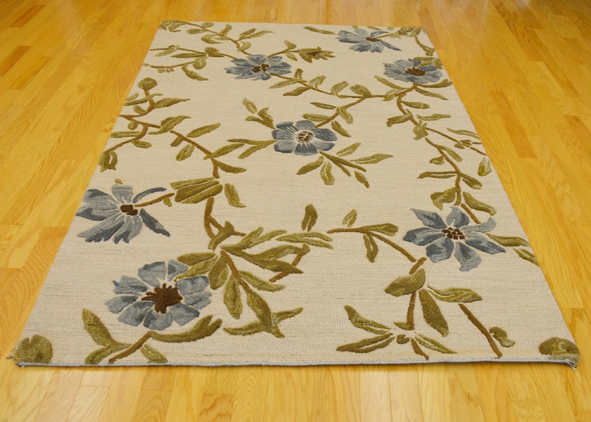 Hand Tufted Loop and Cut Pile Floral Area Rug EBTH