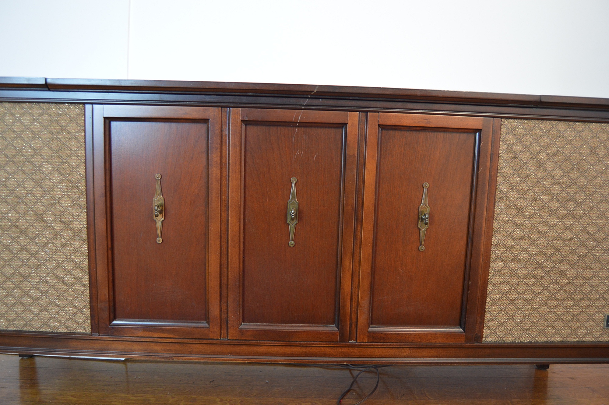 Zenith Retro Walnut Stereo with Turntable EBTH