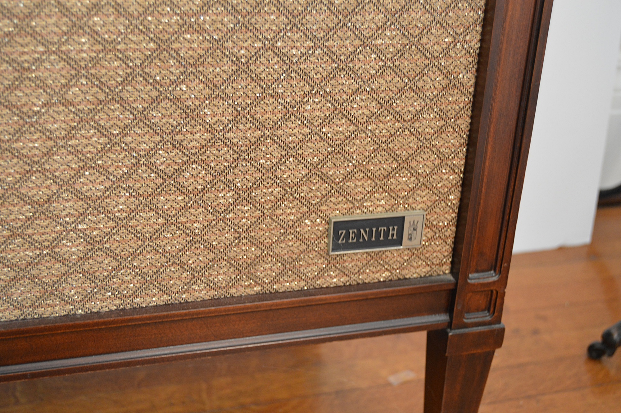 Zenith Retro Walnut Stereo with Turntable EBTH