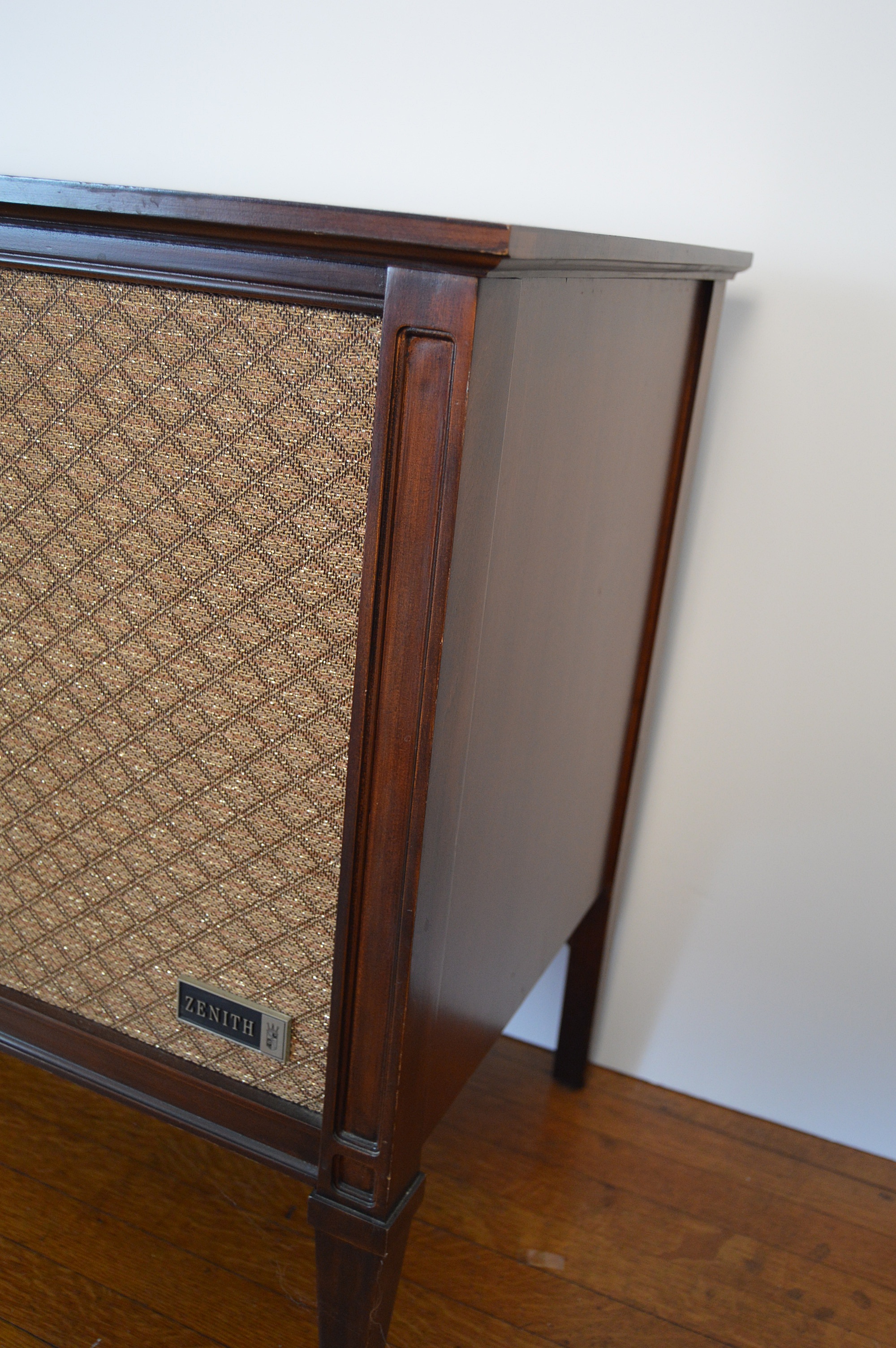 Zenith Retro Walnut Stereo with Turntable EBTH